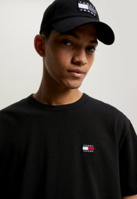 Tommy Jeans BADGE CLASSIC FIT - Basic póló - black
