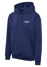 Marinblå huvtröja tillverkad av mjukt material, med en framficka, snören och en vit logotyp på bröstet.