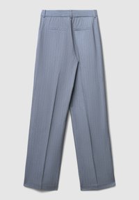 Pantaloni da dress di colore blu chiaro a righe sottili visti da dietro, con passanti per cintura e due tasche a filetto.