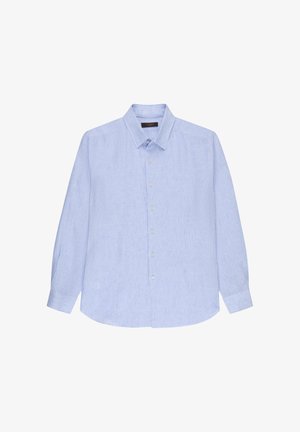 Camisa de manga larga azul claro con botones y sutiles rayas verticales, con cuello puntiagudo, mostrada extendida sobre un fondo blanco.