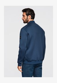Unausgewählt, navy