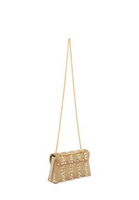 Beige clutch tas med en tekstureret overflade, prydet med hvide perler og en guldkædestrop. Kompakt rektangulær form.