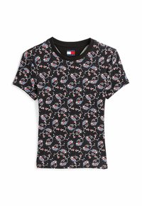 Czarna koszulka z krótkim rękawem z kwiatowym wzorem w odcieniach czerwieni i niebieskiego, z prążkowaną fakturą i okrągłym dekoltem. Logo marki po lewej stronie.