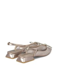 Scarpe slingback metalliche color oro rosa con corpo in rete, punta quadrata, tacco basso e decorazione di perline sulla punta. Texture liscia con una finitura lucida.