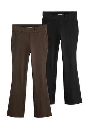To par dame bootcut bukser, en mørkebrun og en sort, vist side om side på en hvid baggrund.