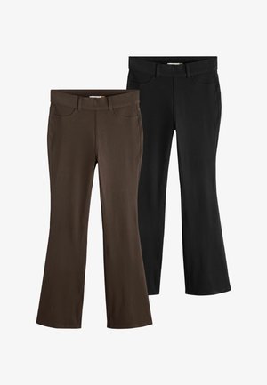 Dwie pary damskich spodni typu bootcut, jedna ciemnobrązowa i jedna czarna, pokazane obok siebie na białym tle.