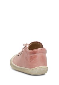 Rosa lädersneaker med rund tå, texturerad finish, vadderad krage och platt vit gummisula. Snörningsdesign med minimala varumärkesdetaljer.