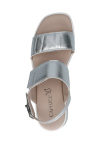 Srebrne metaliczne sandały z dwoma szerokimi paskami, regulowanym zapięciem i niską białą platformą. Miękka beżowa wkładka z detalem logo.