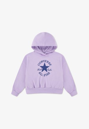 Lawendowa krótka bluza z kapturem, wyposażona w sznurki przy kapturze oraz granatowy nadruk "Converse All Star" z gwiazdą na przodzie. Wykonana z mieszanki bawełny.