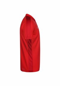 Punainen urheilupaita, joka on valmistettu hengittävästä kankaasta, lyhythihaisella, pyöreällä kauluksella ja tummemmasta punaisesta paneelista sivuilla.