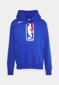 Sweat à capuche bleu avec logo NBA centré sur le devant et swoosh blanc de Nike sur la poitrine droite, doté d'une poche avant et de cordons de serrage.