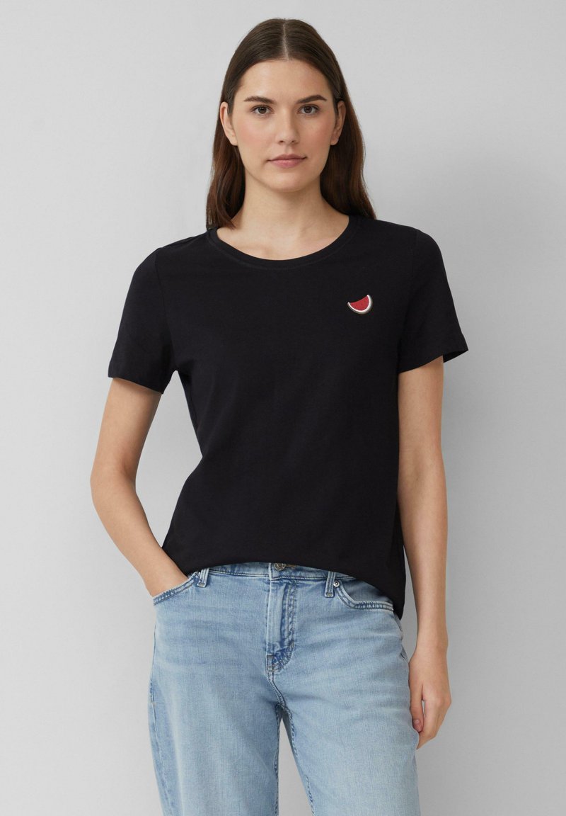 Zwarte katoenen T-shirt met een ronde halslijn en korte mouwen, met een kleine geborduurde watermeloenschelp in rood en wit.