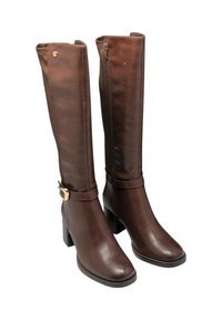 Stivali alti in pelle marrone con punta quadrata, tacco spesso, zip laterale e cinturino decorativo alla caviglia con fibbia dorata.