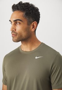 Nike Performance TEE RESET - Sport T-Shirt - medium olive