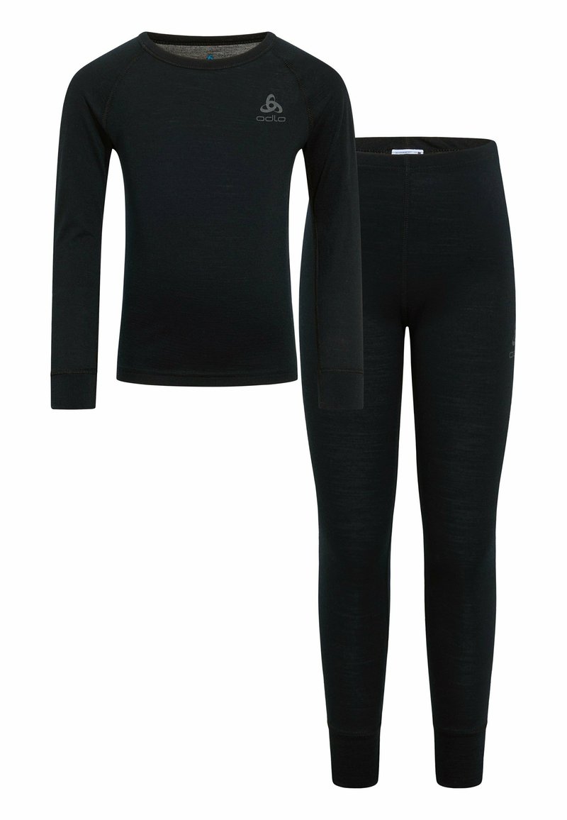 Ensemble composé d'un haut à manches longues noir et d'un legging en matériau doux, avec une coupe ajustée, comportant un petit logo en haut à gauche du haut.