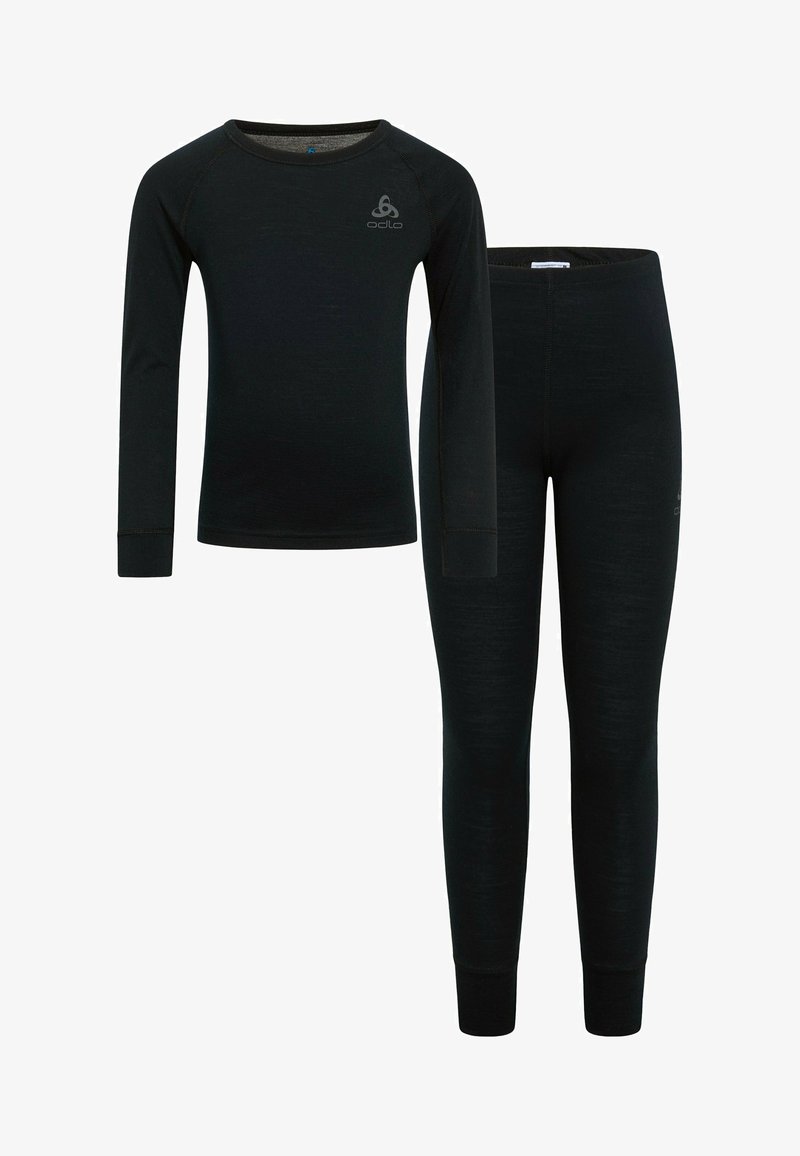 Zwarte set van een lange mouwen top en leggings, gemaakt van zachte stof, met een aansluitend ontwerp en een klein logo op de bovenste linkerkant van de top.