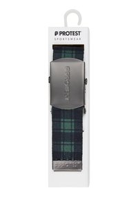 Navy en groen geruite stoffen riem met een metalen grijze gesp met het "PROTEST"-logo. Verpakt op een witte kaart met een haak.