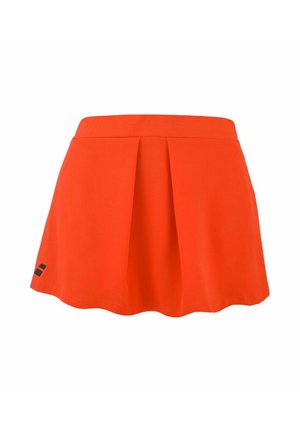 Falda plisada de color naranja brillante con una cinturilla ancha y un pequeño logo negro cerca del dobladillo inferior izquierdo.