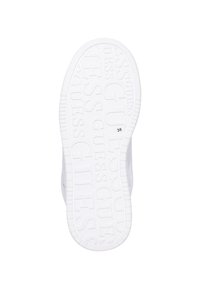 Hvid gummisål med forhøjet "GUESS" brandingmønster, str. 38 markeret på siden, afrundede kanter og tekstureret såler for greb.