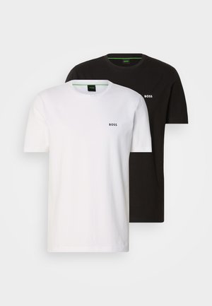 Două tricouri din bumbac, unul negru și unul alb, cu guler tip crew neck și un logo mic pe piept. Ambele au mâneci scurte și o croială dreaptă.