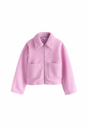 Veste rose duveteuse zippée avec grand col et deux poches plaquées à l'avant, manches longues et coupe légèrement courte.