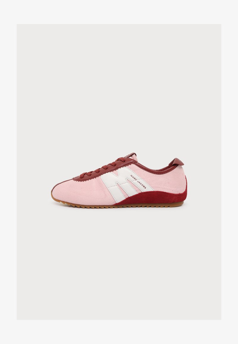 Baskets rose et bordeaux avec détail latéral blanc, texte blanc "Marc Jacobs", semelle en gomme et fermeture à lacets, présentée de profil sur fond uni.