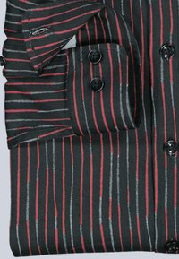 Schwarzes Hemd mit vertikalen roten und grauen Streifen. Hergestellt aus gewebtem Stoff mit Knopfverschluss und einer Taschen-Details am Ärmel.