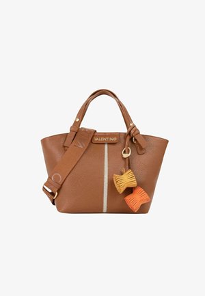 Borsa Valentino in pelle marrone con trama, manici superiori, tracolla regolabile, fascia centrale beige e due ciondoli a nappina pendenti.