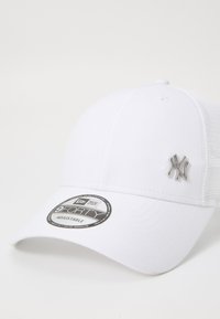Căciulă de baseball albă cu spate din plasă, vizieră curbată și logo argintiu al echipei New York Yankees pe față. Curea ajustabilă pentru o fixare confortabilă.
