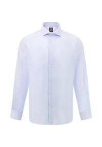 Camisa de manga larga azul claro con un patrón a rayas, con cierre de botones en la parte delantera y un cuello clásico. Presenta puños estándar y un ajuste relajado.