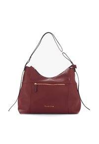 Sac à épaule en cuir bordeaux avec une texture douce, poche zippée dorée et bandoulière noire réglable. Présente un logo subtil à l'avant.