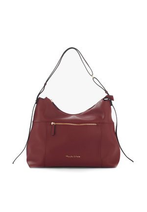Sac à épaule en cuir bordeaux avec une texture douce, poche zippée dorée et bandoulière noire réglable. Présente un logo subtil à l'avant.