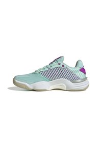 Zapato deportivo de color verde menta claro con parte superior de malla, acentos morados y suela de goma blanca. Presenta puntera redondeada, cuello acolchado y diseño con cordones.