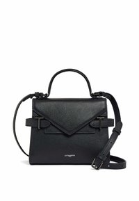 Piccola borsa a mano in pelle nera con un design strutturato, caratterizzata da un cappuccio triangolare e una tracolla regolabile. Dettagli in metallo nero.