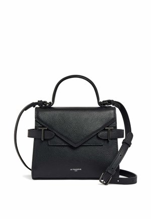 Piccola borsa a mano in pelle nera con un design strutturato, caratterizzata da un cappuccio triangolare e una tracolla regolabile. Dettagli in metallo nero.