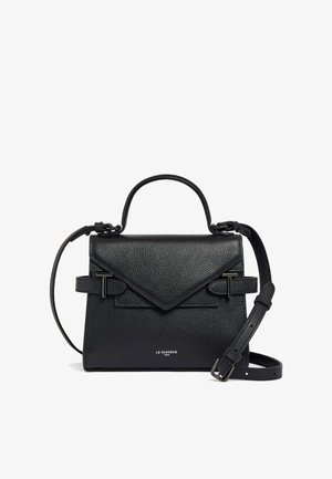 Piccola borsa a mano in pelle nera con un design strutturato, caratterizzata da un cappuccio triangolare e una tracolla regolabile. Dettagli in metallo nero.