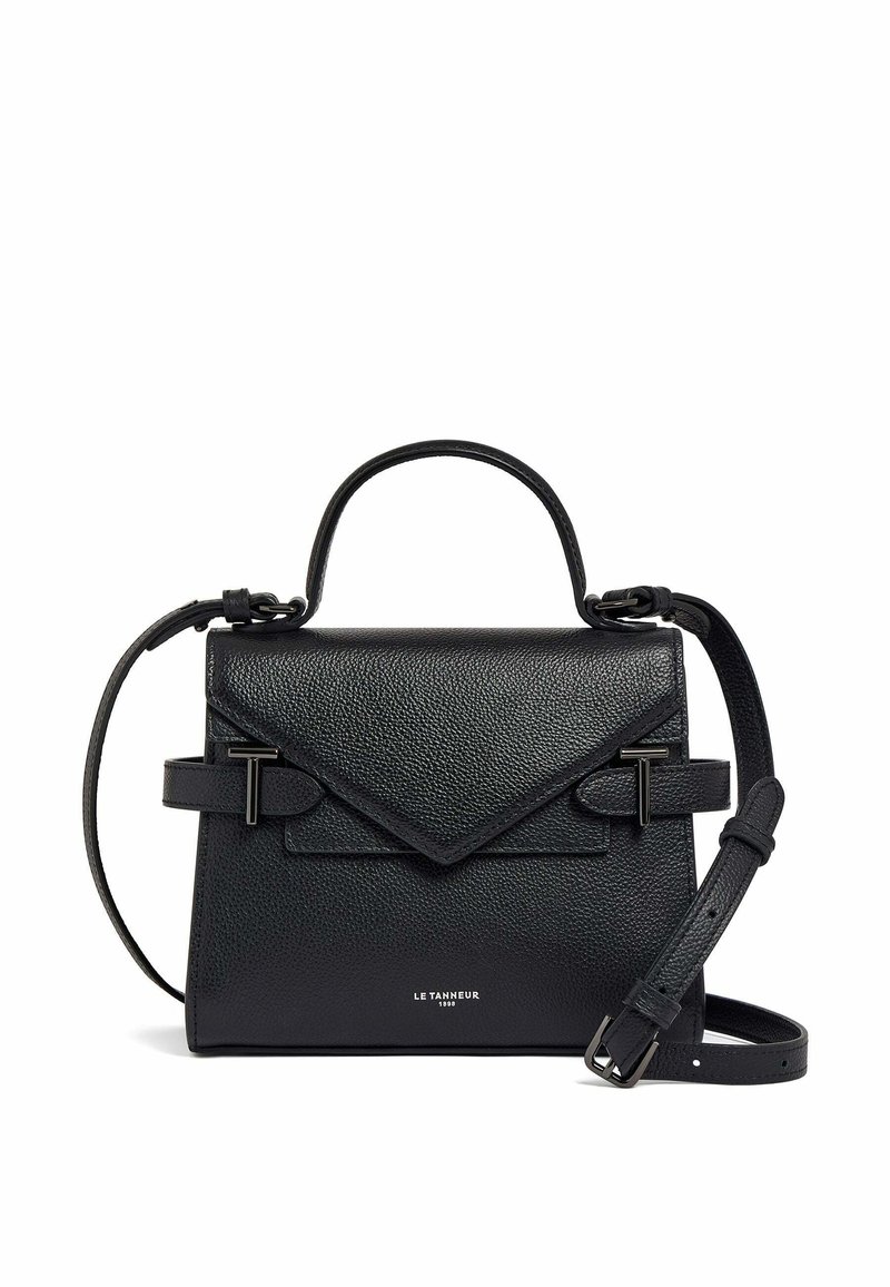 Piccola borsa a mano in pelle nera con un design strutturato, caratterizzata da un cappuccio triangolare e una tracolla regolabile. Dettagli in metallo nero.