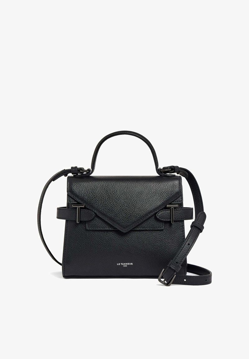 Piccola borsa a mano in pelle nera con un design strutturato, caratterizzata da un cappuccio triangolare e una tracolla regolabile. Dettagli in metallo nero.