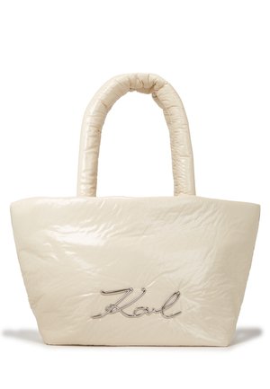 Bolso acolchado brillante de color crema con asas redondeadas y un logotipo metálico en forma de escritura "Karl" en el frente.