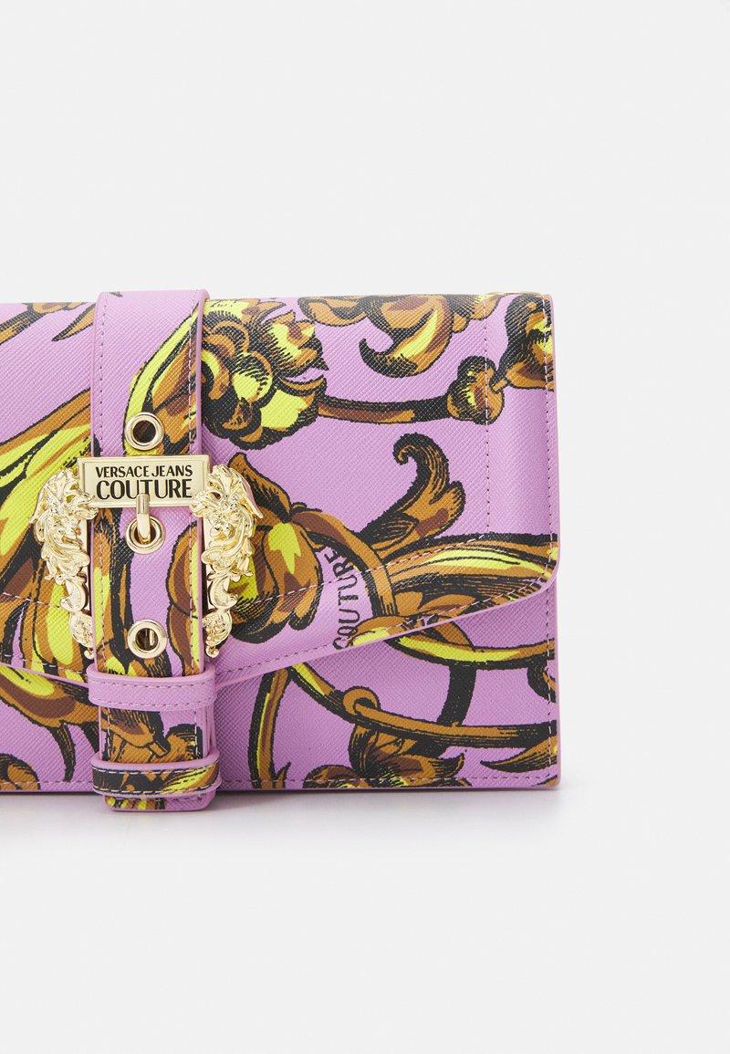 Damen Handtaschen | Versace Jeans Couture BAROQUE CHAIN WALLET Umhängetasche lilac/flieder - JY40285 Damen Handtaschen | Versace Jeans Couture BAROQUE CHAIN WALLET Umhängetasche lilac/flieder - JY40285