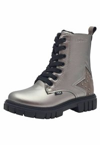 Botas de tobillo plateadas metálicas con cordones negros, suela de goma, diseño de estrellas en el costado, adornadas con tachuelas y con un forro suave en el cuello.