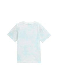 Balta trumpa rankovė t-shirt su šviesiai mėlynu šilkiniu raštu, minkšta tekstūra ir apvaliu iškirpimu, turinti laisvą prigludimą.