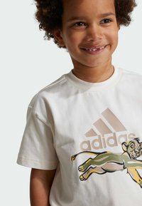 adidas Sportswear DISNEY LION KING - T-shirt con stampa - chalk white   wonde beige   semi spark