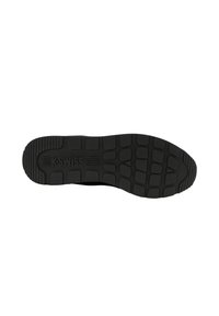 Czarna gumowa podeszwa buta z teksturowanym bieżnikiem i wytłoczonym logo "K-SWISS" w okolicy pięty.