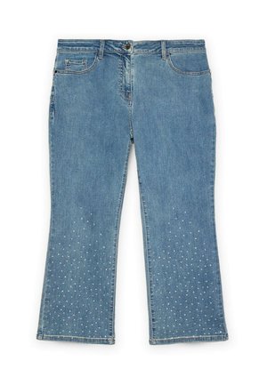 Pantalones vaqueros de mezclilla azul claro con campana y diseño de cinco bolsillos. Presentan adornos de tachuelas plateadas en las piernas inferiores y cremallera en la bragueta.