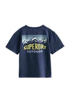 Navy katoenen t-shirt met een berggrafiek en de tekst "SUPERDRY OUTDOOR" in geel en wit, met een ronde hals en korte mouwen.