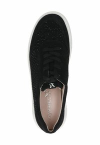 Sneaker in suede nera con lati perforati, lacci neri, suola in gomma bianca a contrasto e logo discreto sulla soletta.