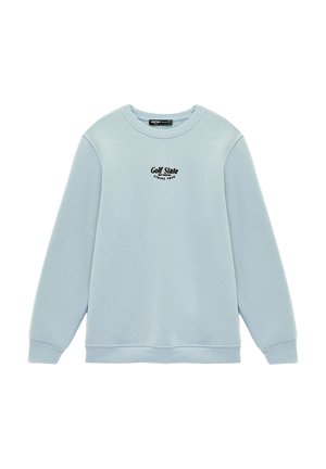 Lichtblauwe crewneck trui met lange mouwen en zwarte tekst "Golf State STRIKE TRUE" gecentreerd op de borst.