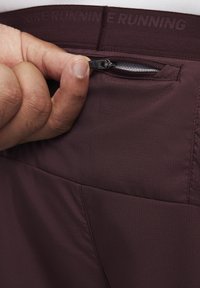 Nike Performance STRIDE - Pantalón corto de deporte - burgundy crush black reflective silv