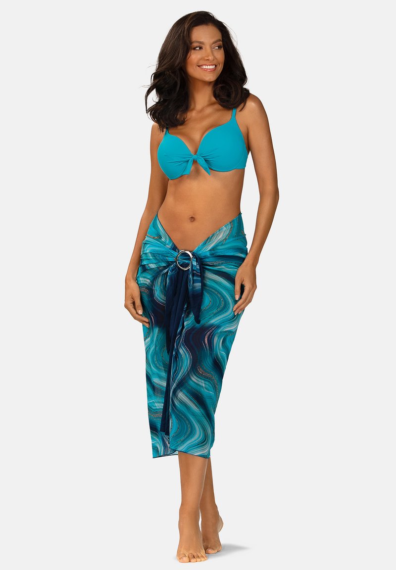 Turkusowy top bikini z wiązaniem z przodu i długim, wirującym niebiesko-turkusowym sarongiem z okrągłym akcentem do zawiązania.